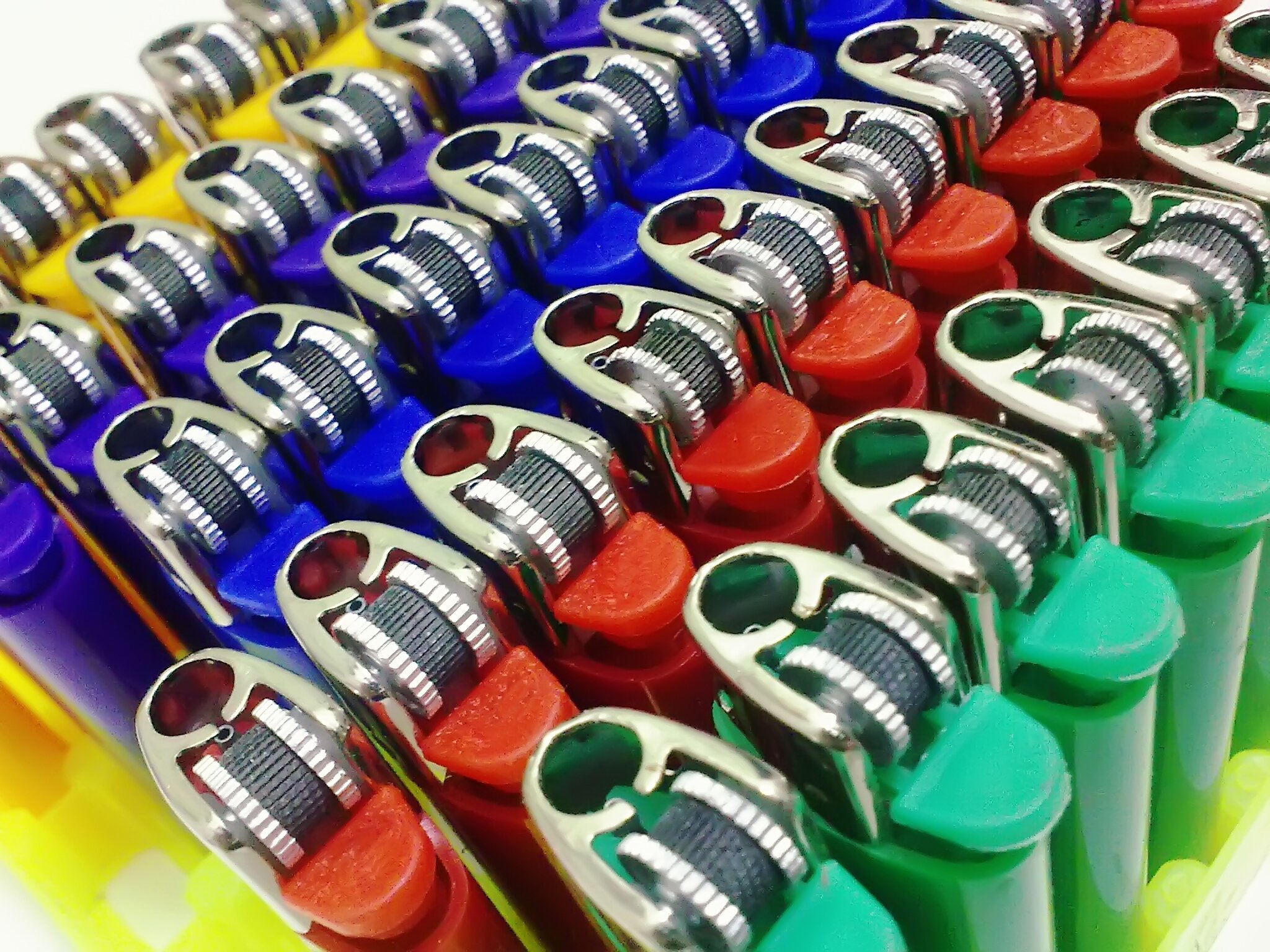 Viele bunter Feuerzeuge